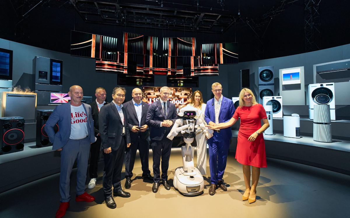 Der Bundesminister für Digitales und Staatsmodernisierung Karsten WIldberger, besuchte zur IFA-Eröffnung den LG-Stand. (Foto: LG)