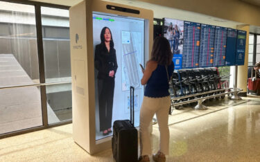 Der AI-Concierge Amelia hilft Passagieren am Boston Logan Airport bei der Wegfindung. (Foto: Massachusetts Port Authority)
