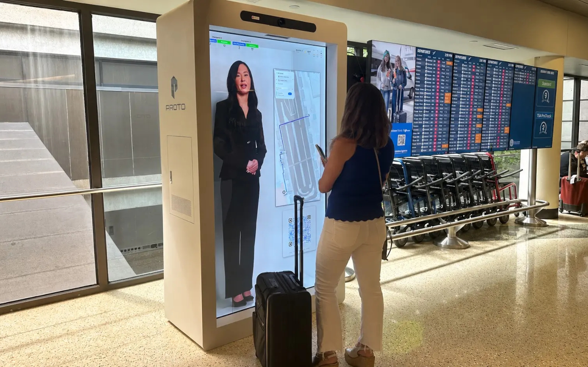 Der AI-Concierge Amelia hilft Passagieren am Boston Logan Airport bei der Wegfindung. (Foto: Massachusetts Port Authority)