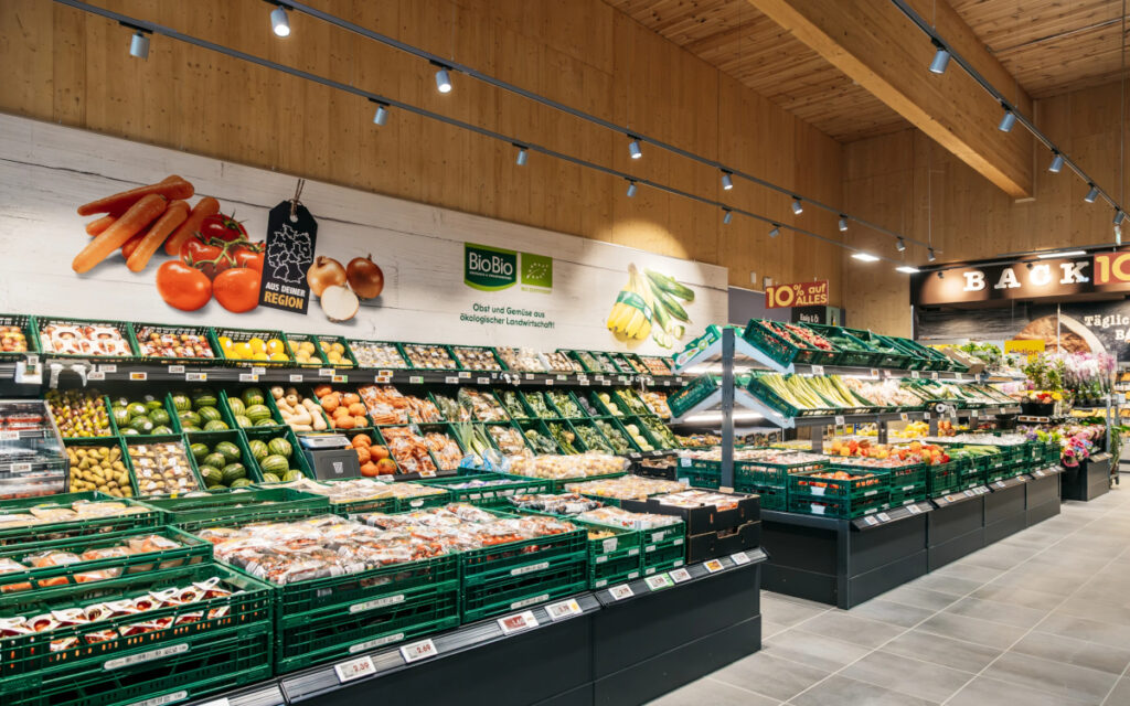 Innen setzte Netto bei seiner 4.444. Filiale auf Holzbau. (Foto: Netto Marken-Discount)