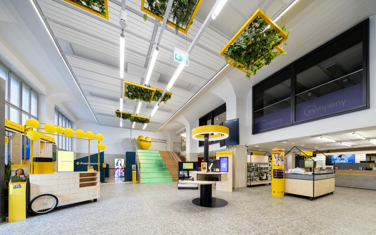 Möbel und LED-Technik von Umdasch prägen die modernisierte Postfiliale in Zürich. (Foto: Umdasch The Store Makers)