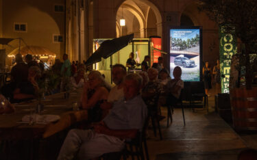Kia bewarb seine Elektromodelle auf den neuen DooH-Stelen am Salzburger Kapitelplatz. (Foto: Monitorwerbung)