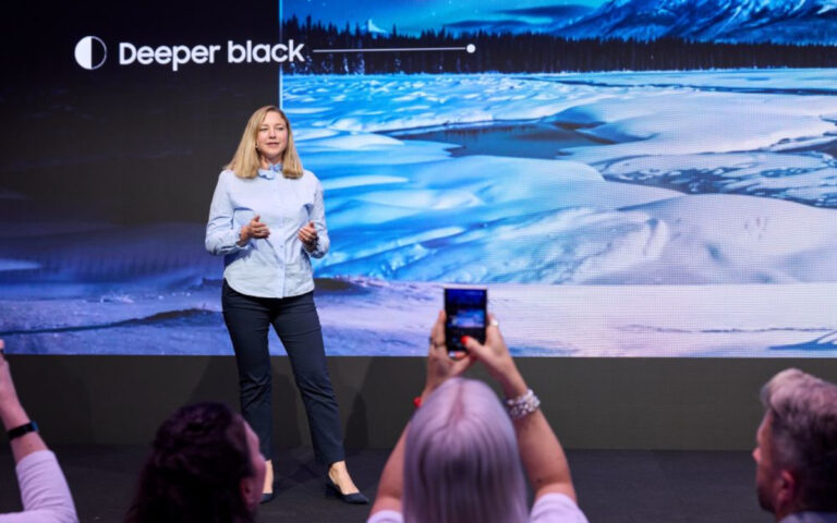 Eva Schwab, Director Corporate Marketing bei Samsung Electronics, bei der Eröffnung von Samsung Connect im Humboldt Carré (Foto: Samsung)