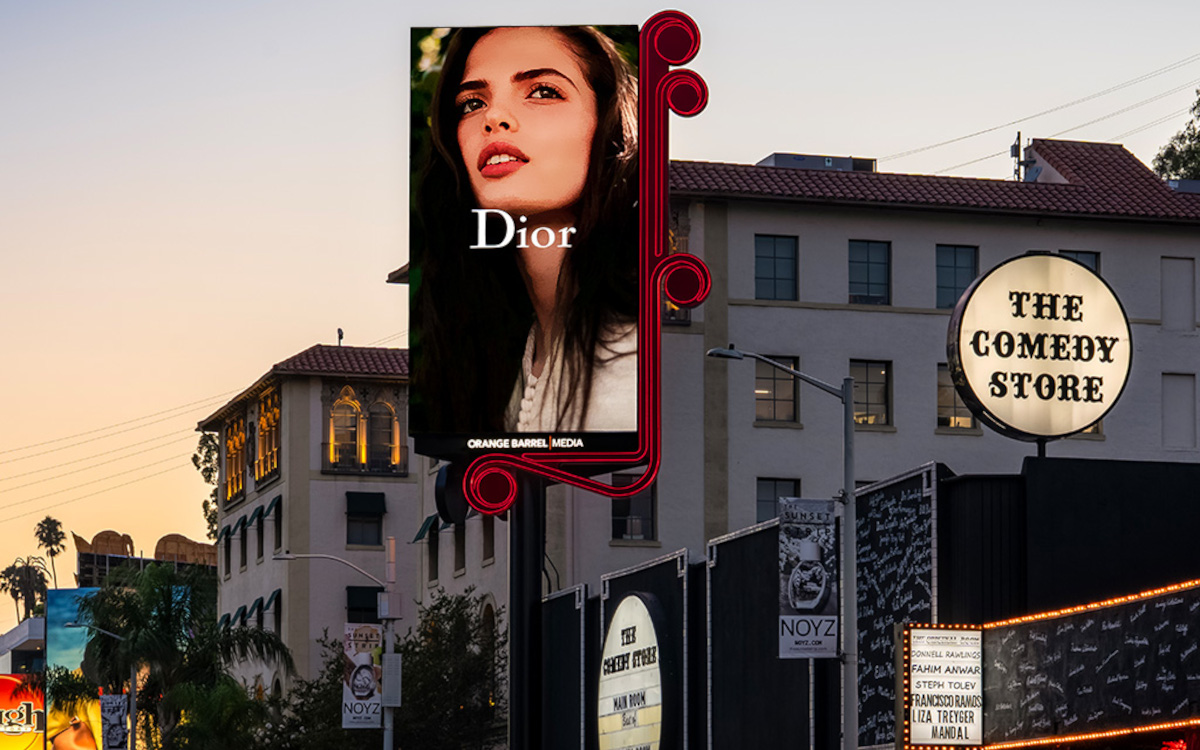 Der neue LED-Pylon vor The Comedy Store orientiert sich am Design klassischer Leuchtreklamen. (Foto: Orange Barrel Media)