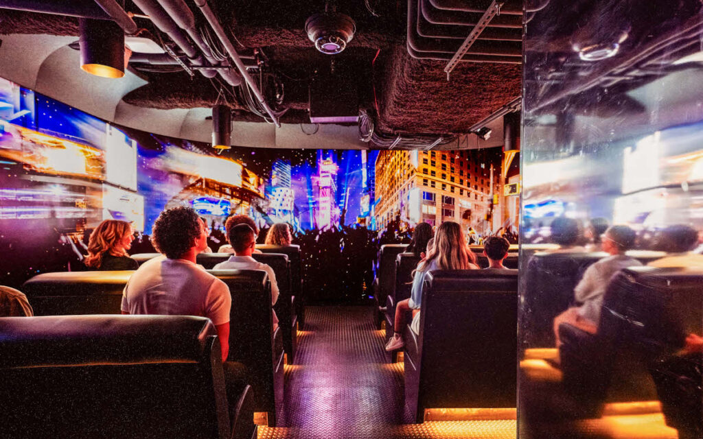 Der 15 Meter lange, konkav gebogene Display der Decades-of-Change-Installation nimmt Besucher mit auf eine virtuelle Taxifahrt durch die Geschichte des Times Square. (Foto: SNA Displays)