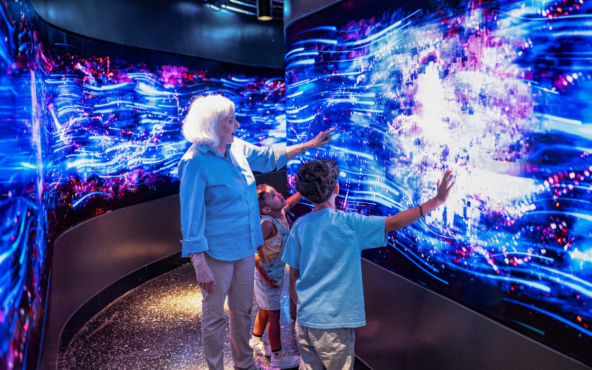 SNA Displays hat die neue Attraktion Times Travel in One Times Square mit direktem LED ausgestattet, das mehr als 86 Millionen Pixel verarbeitet. (Foto: SNA Displays)