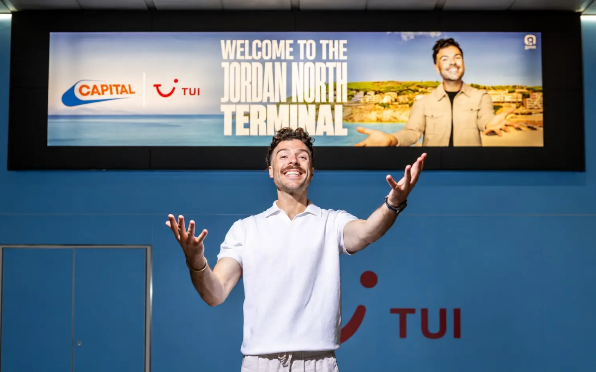 Der britische DJ Jordan North auf und vor einem DooH-Screen. (Foto: Outsmart)