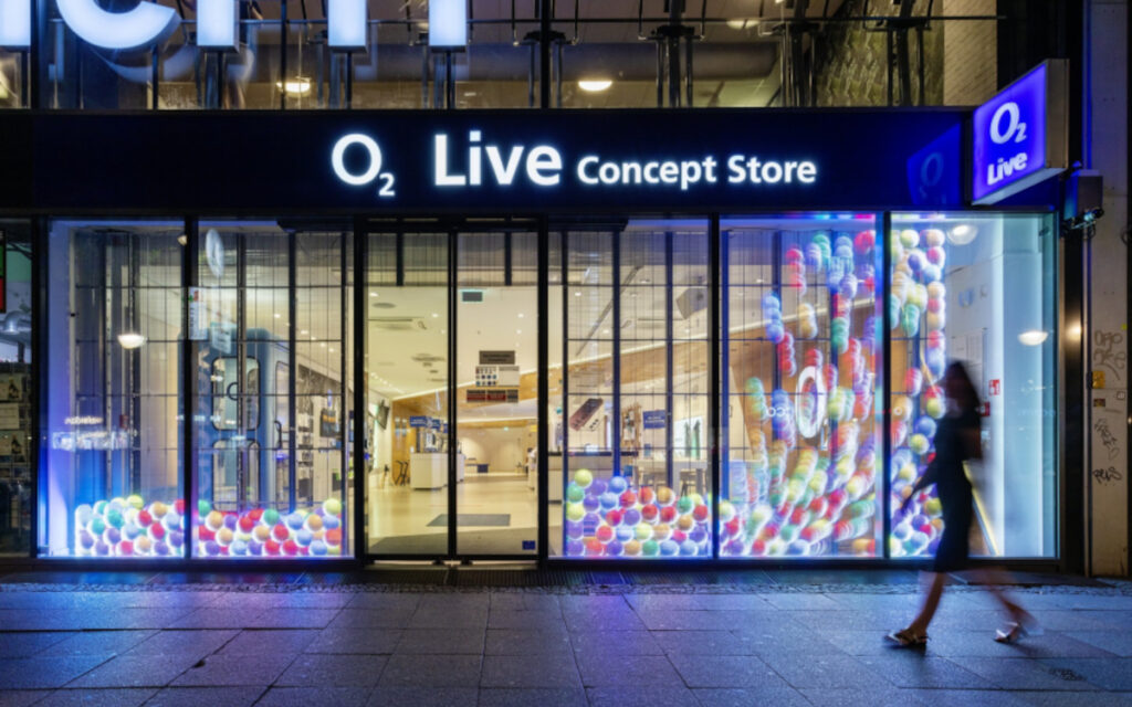 Umdasch integrierte im o2 Live Store Frankfurt eine 3,5 Meter hohe, refurbishte LED-Wall im Hochformat. (Foto: Umdasch The Store Makers)