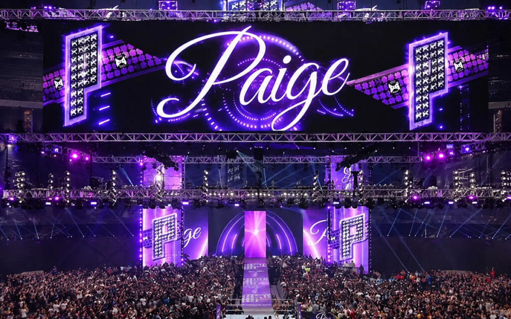 Beim Einzug der Wrestlerin Paige zeigten die Screens im Allegiant Stadium eigens produzierte Entrance-Grafiken. (Foto: WWE)