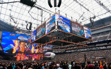 Ein LED-Videowürfel über dem Ring bündelte Live-Bilder und Effekte für die Zuschauer im ausverkauften Allegiant Stadium. (Foto: WWE)