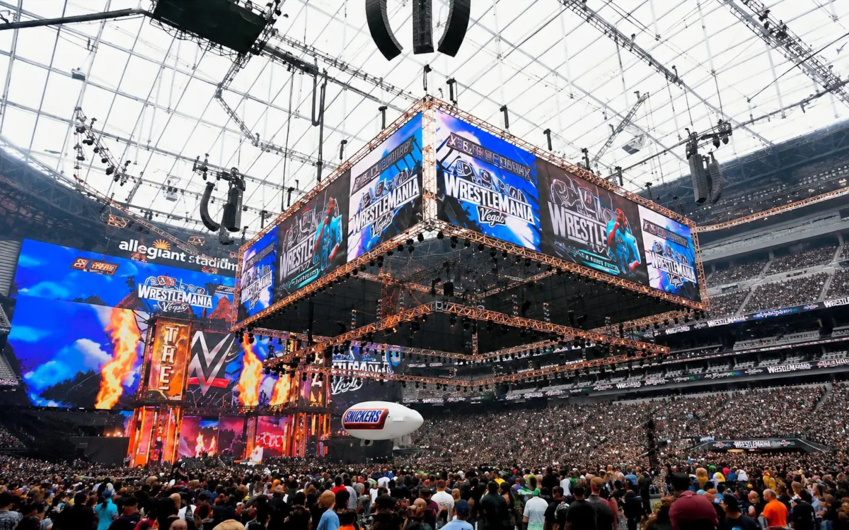 Ein LED-Videowürfel über dem Ring bündelte Live-Bilder und Effekte für die Zuschauer im ausverkauften Allegiant Stadium. (Foto: WWE)