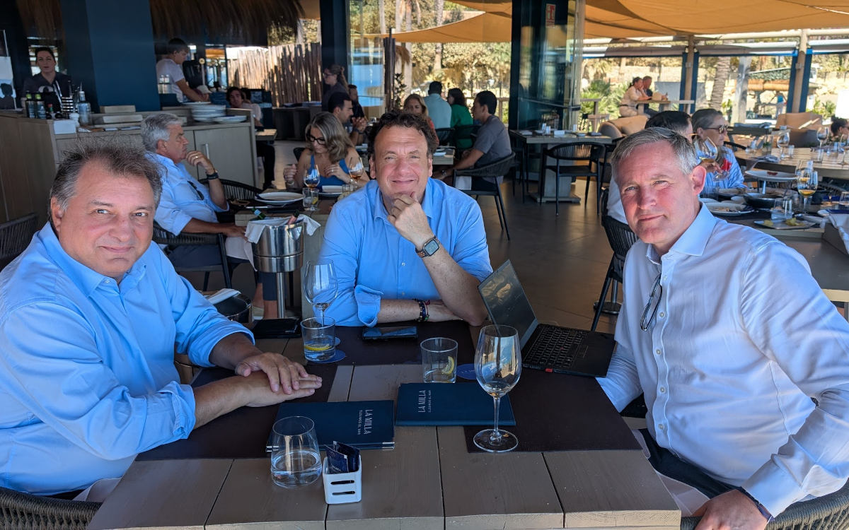 Von links: Econocom CEO Angel Benguigui, BDM Managing Director Israel Garcia und Florian Rotberg von invidis (Foto: invidis)