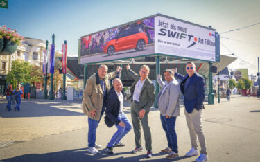 Das Azerion-Team vor der Suzuki-Werbung am Wiener Prater. (Foto: Rene Wallentin)