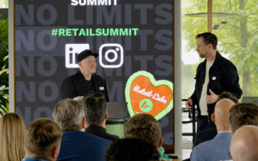 Joey Kelly (links) und Bütema-CEO Lutz Hollmann-Raabe beim Retail Summit 2026 (Foto: Bütema AG)