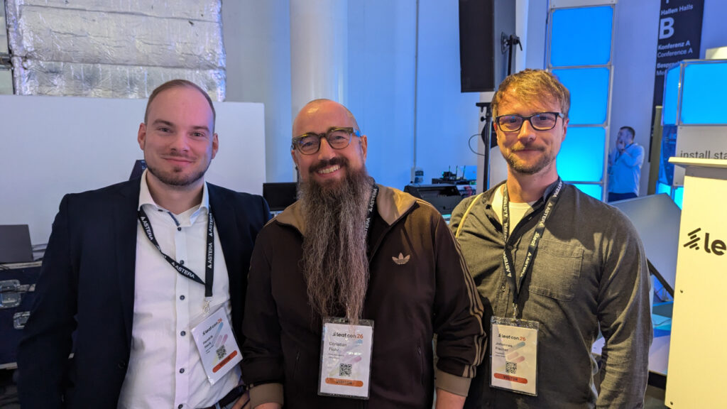 Hendrik Hack von PPDS mit Christian Flohr und Johannes Fischer von Xplace (Foto: invidis)
