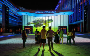 Projektionen, LED-Displays und schaltbares Glas machen den Innenhof des National Geographic Museum of Exploration zur Bühne für Meerestiere. (Foto: Moment Factory)