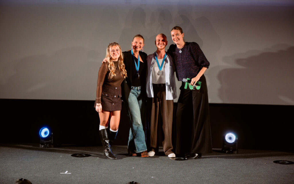 Young-Lions-Gewinner Silber: Chiara Hubner (2.v.l.) und Simon Waldner (3.v.l.) von Jung von Matt (Foto: Weischer)