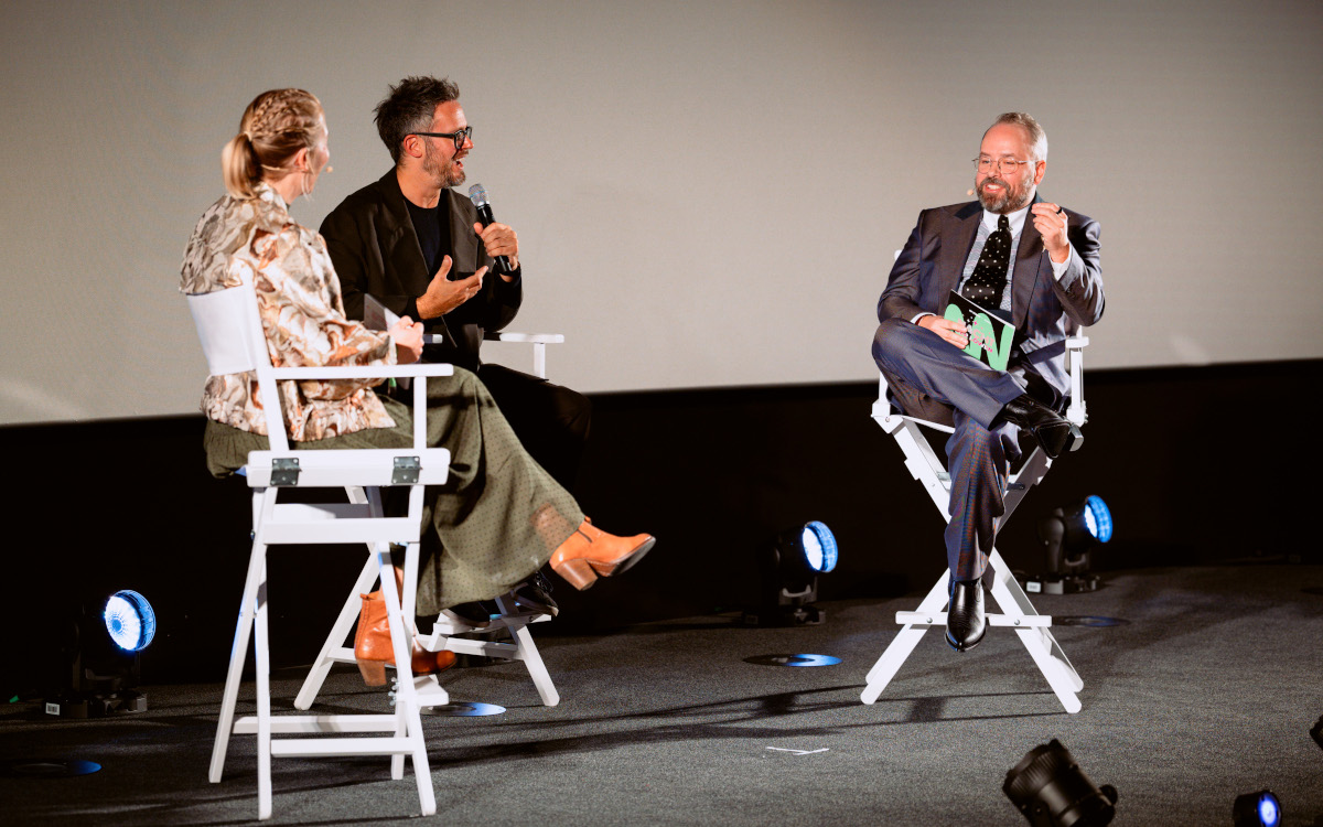 Von links: Franziska Knoefel von Weischer, Simon Cook von Lions und Moritz Weischer im Gespräch (Foto: Weischer)