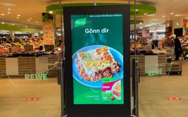 Die DooH-Displays von Rewe sind nun auch in der P&PS des IDOOH erfasst. (Foto: REWE GROUP)