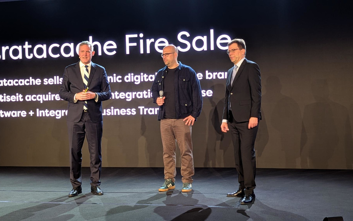 Vertiseit-CEO Johan Lind (Mitte) auf dem DSS Munich mit Florian Rotberg und Stefan Schieker von invidis. (Foto: invidis)
