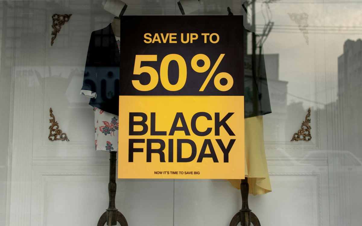 Otto Advertising hat eine Studie zur Kaufbereitschaft der Online-Shopper zum Black Friday veröffentlicht. (Foto: Ashkan Forouzani / Unsplash)