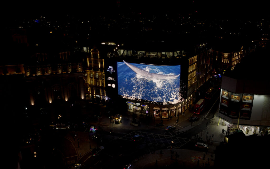 Impressionen der DooH-Kampagne (Fotos: BBC Studios)