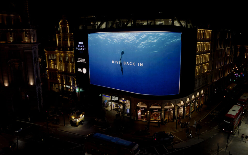 Impressionen der DooH-Kampagne auf den Piccadilly Lights (Fotos: BBC Studios)