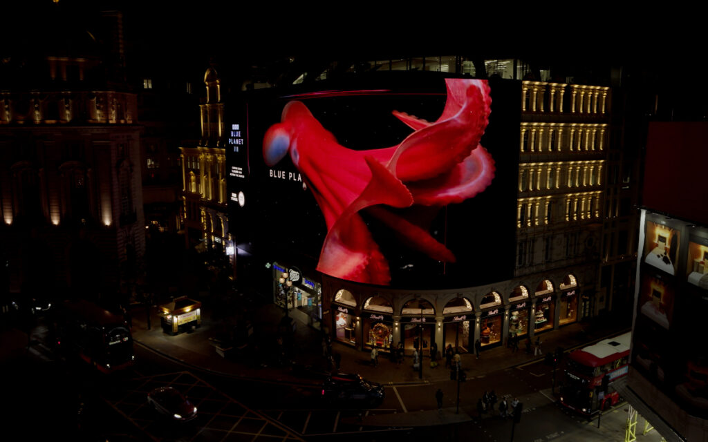Impressionen der DooH-Kampagne (Fotos: BBC Studios)