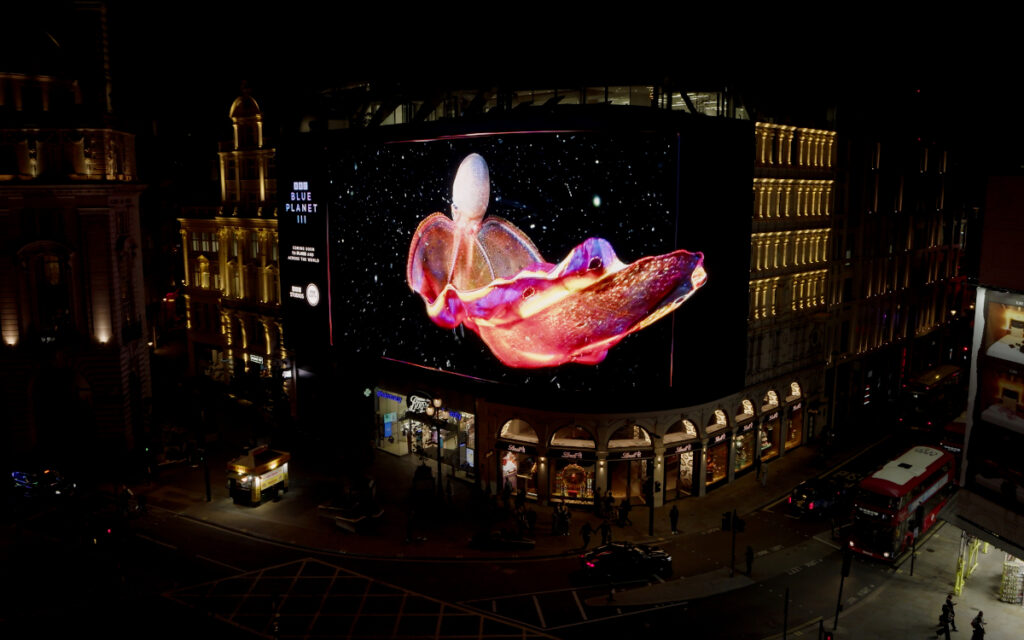 Impressionen der DooH-Kampagne (Fotos: BBC Studios)