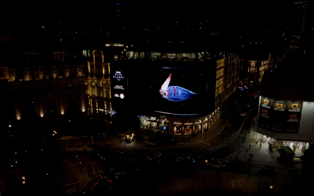 Impressionen der DooH-Kampagne (Fotos: BBC Studios)