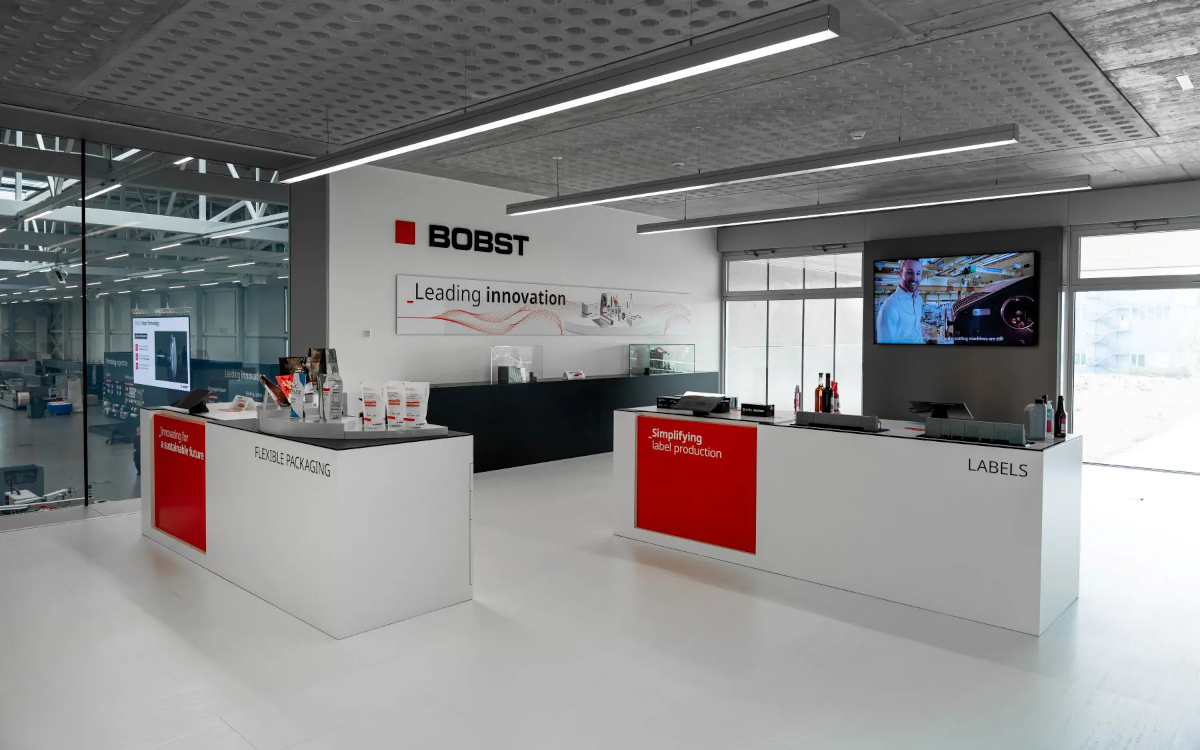 Bobst bespielt seinen Campus bei Lausanne mit Digital Signage von Spinetix, ein Teil der Inhalte kommt direkt aus Sharepoint. (Foto: SpinetiX)