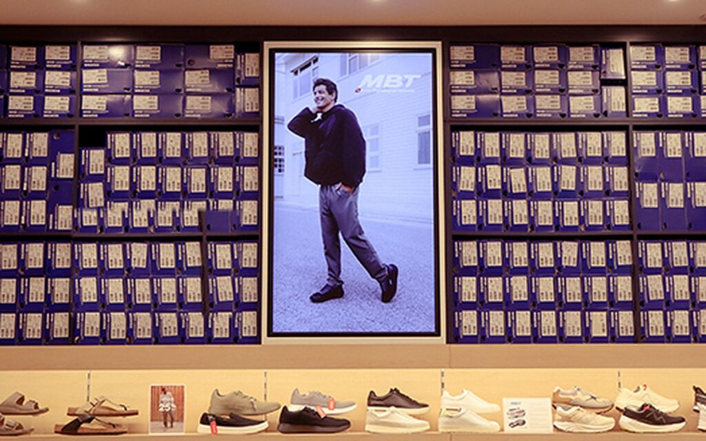 Innen werden je nach Display-Standorte die Inhalte angepasst. (Foto: Fusion Signage)