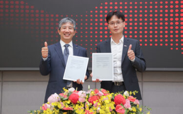 Takashi Toyofuku (links), Director bei Fujifilm Imaging Systems, mit JM Hung, President von E Ink Holdings (Foto: E Ink)