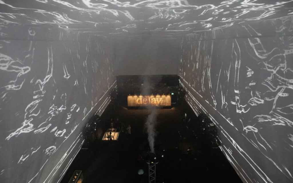 Rafael Lozano-Hemmer setzte bei seiner immersiven Installation Atmospheric Memory auf großflächige Projektionen und interaktive digitale Effekte. (Foto: Mariana Yåñez)
