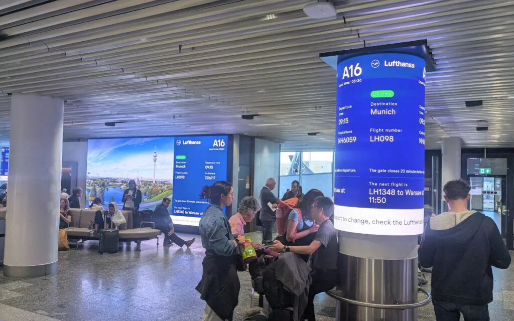 LED-Säulen und Displays im Gate-Bereich am Fraport (Foto: invidis)