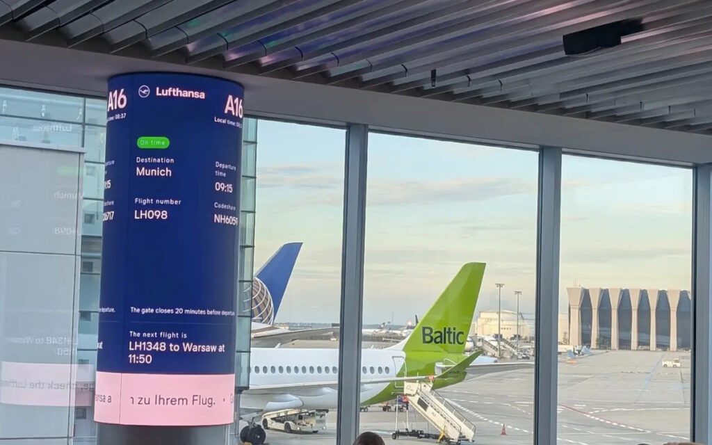 Eine LED-Säule am Frankfurter Flughafen (Foto: invidis)