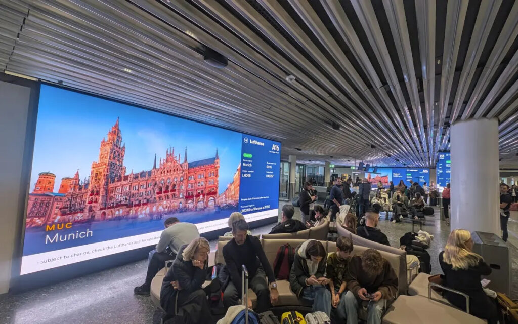 Die LED-Screens spielen Informationen zum Reiseziel, Abflug und Gepäckregelungen aus. (Foto: invidis)
