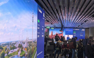 LED-Screens zeigen am Gate A16 am Frankfurter Flughafen das Reiseziel an. (Foto: invidis)