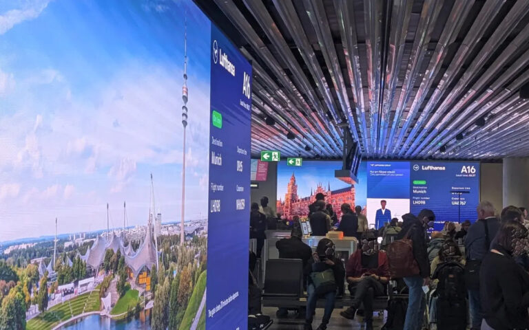 LED-Screens zeigen am Gate A16 am Frankfurter Flughafen das Reiseziel an. (Foto: invidis)