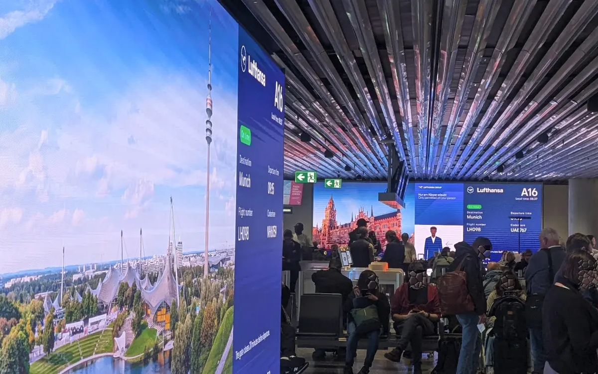 LED-Screens zeigen am Gate A16 am Frankfurter Flughafen das Reiseziel an. (Foto: invidis)