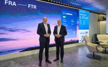 Dietmar Focke (links), COO der Fraport AG, mit Francesco Sciortino, Mitglied des Bereichsvorstands Lufthansa Airlines und Hubmanager Frankfurt (Foto: Lufthansa)
