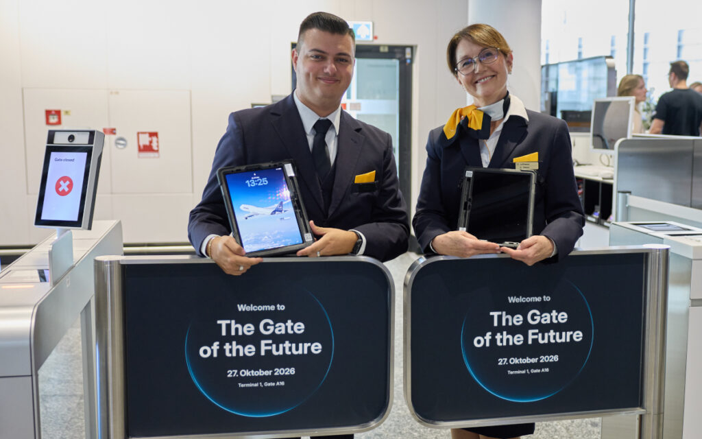 Mitarbeiterinnen und Mitarbeiter setzen am Gate of the Future iPads ein. (Foto: Lufthansa)