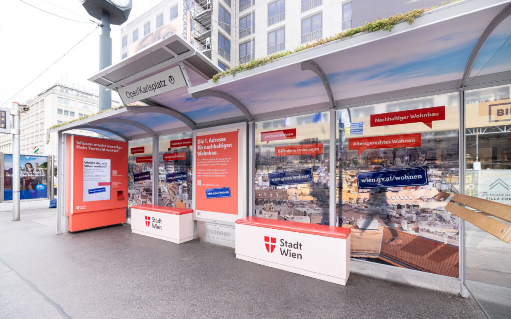 Das Full-Branding der Wartehalle mit Touchscreen (Foto: Gewista)