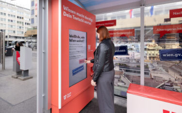Wer drei Quizfragen richtig beantwortet, bekommt seinen Preis vom DooH-Screen ausgegeben. (Foto: Gewista)