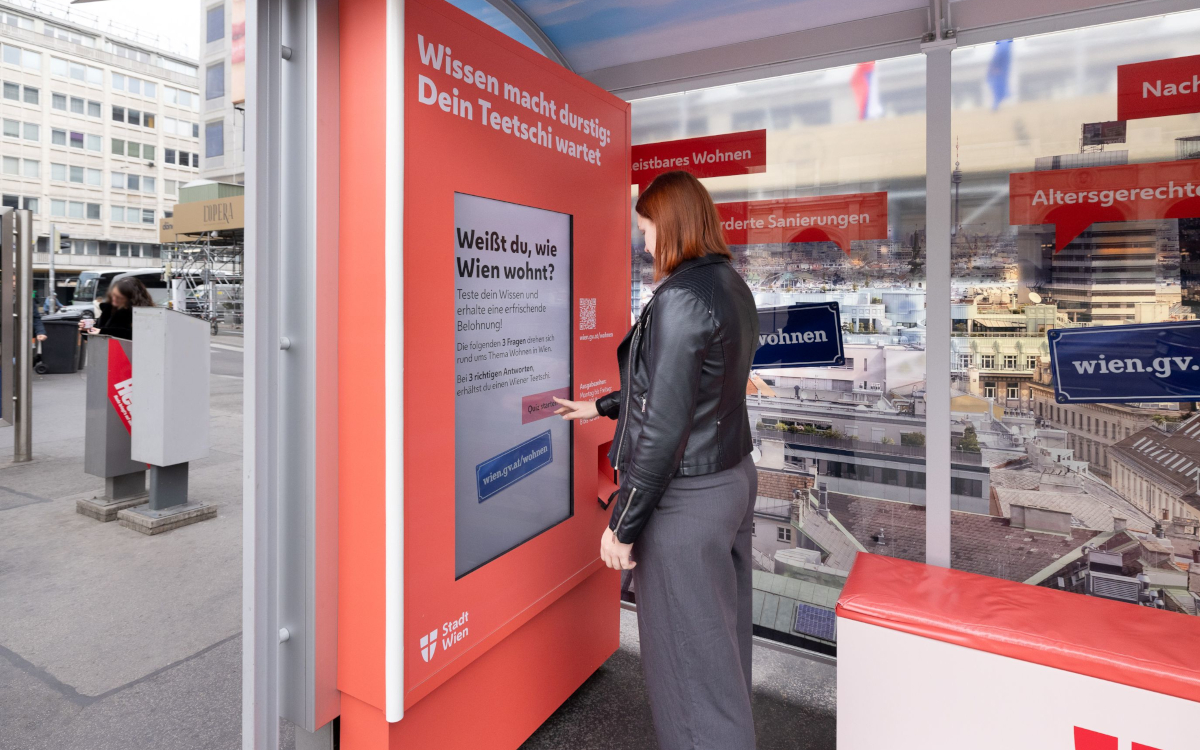 Wer drei Quizfragen richtig beantwortet, bekommt seinen Preis vom DooH-Screen ausgegeben. (Foto: Gewista)