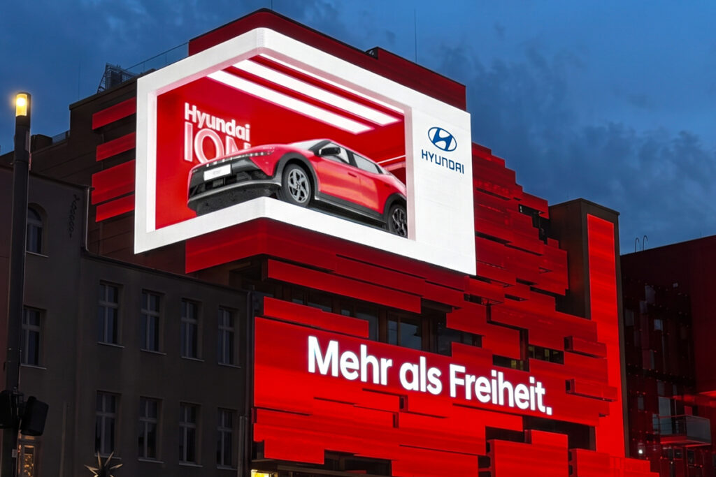 Die 3D-Inhalte von Hyundai und Penny wechseln sich stündlich ab. (Foto: Ströer)