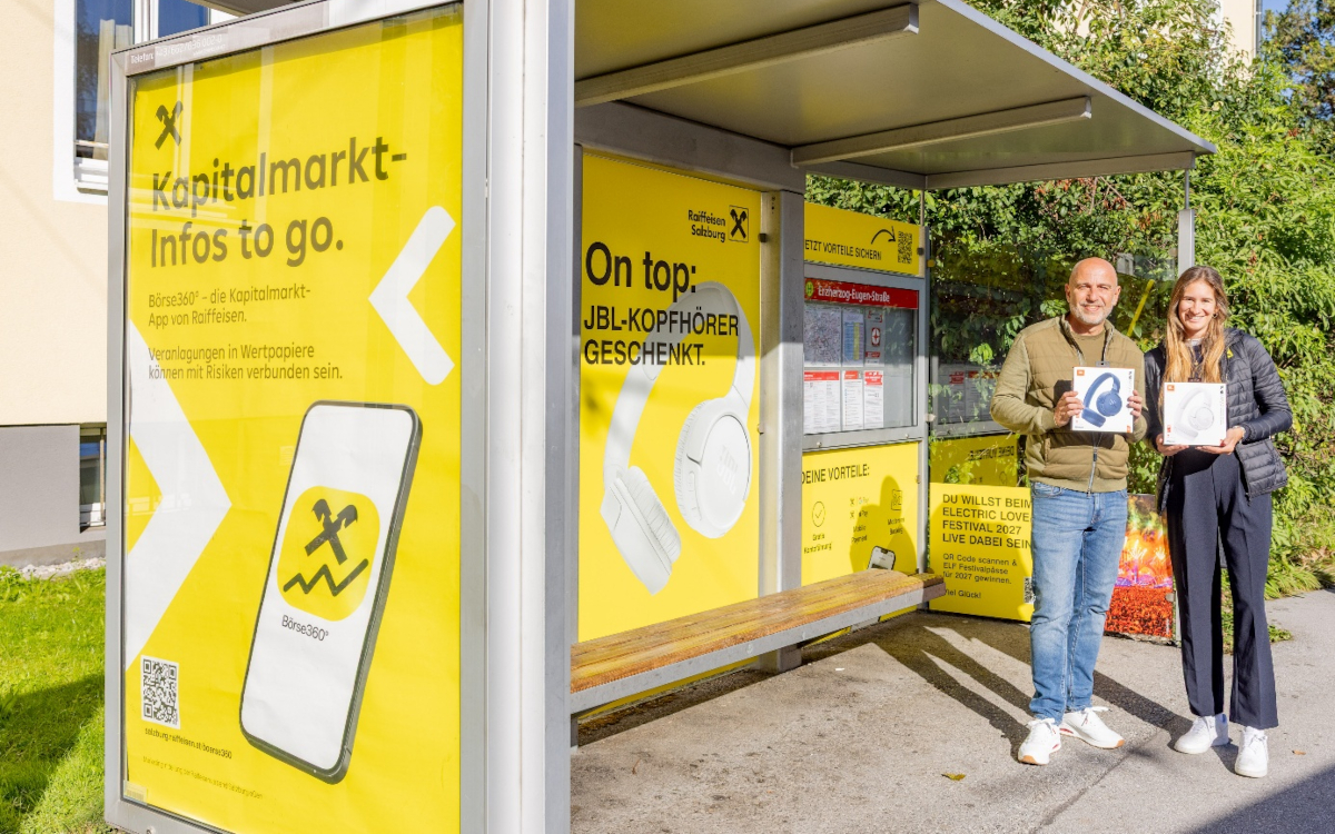 Thomas Frauenschuh (links, Regionalleiter Salzburg bei Epamedia, und Nina Schmid, Marketing bei Raiffeisenverband Salzburg, im gelben Buswartehäuschen. (Foto: EPAMEDIA)