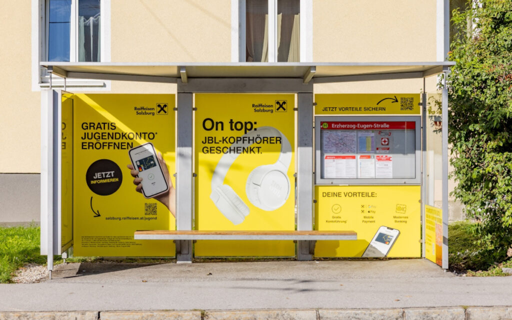 Die gelbe Bushaltestelle in der totalen Ansicht (Foto: EPAMEDIA)