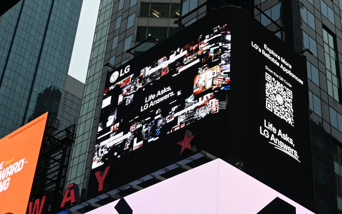 LG Electronics erzählt am Times Square, wie seine Haushaltsgeräte aus Alltagsfragen entstanden sind. (Foto: LG Electronics)