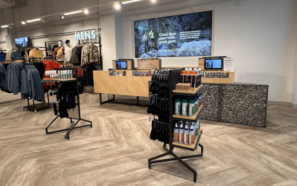Digitale Displays in einer Filiale von Cotswold Outdoor gehören zum wachsenden Instore-Retail-Media-Netzwerk des Händlers. (Foto: Cotswold Outdoor Group)